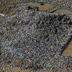حجاج بيت الله الحرام يجمعون ملايين الحصوات لرمي الجمرات